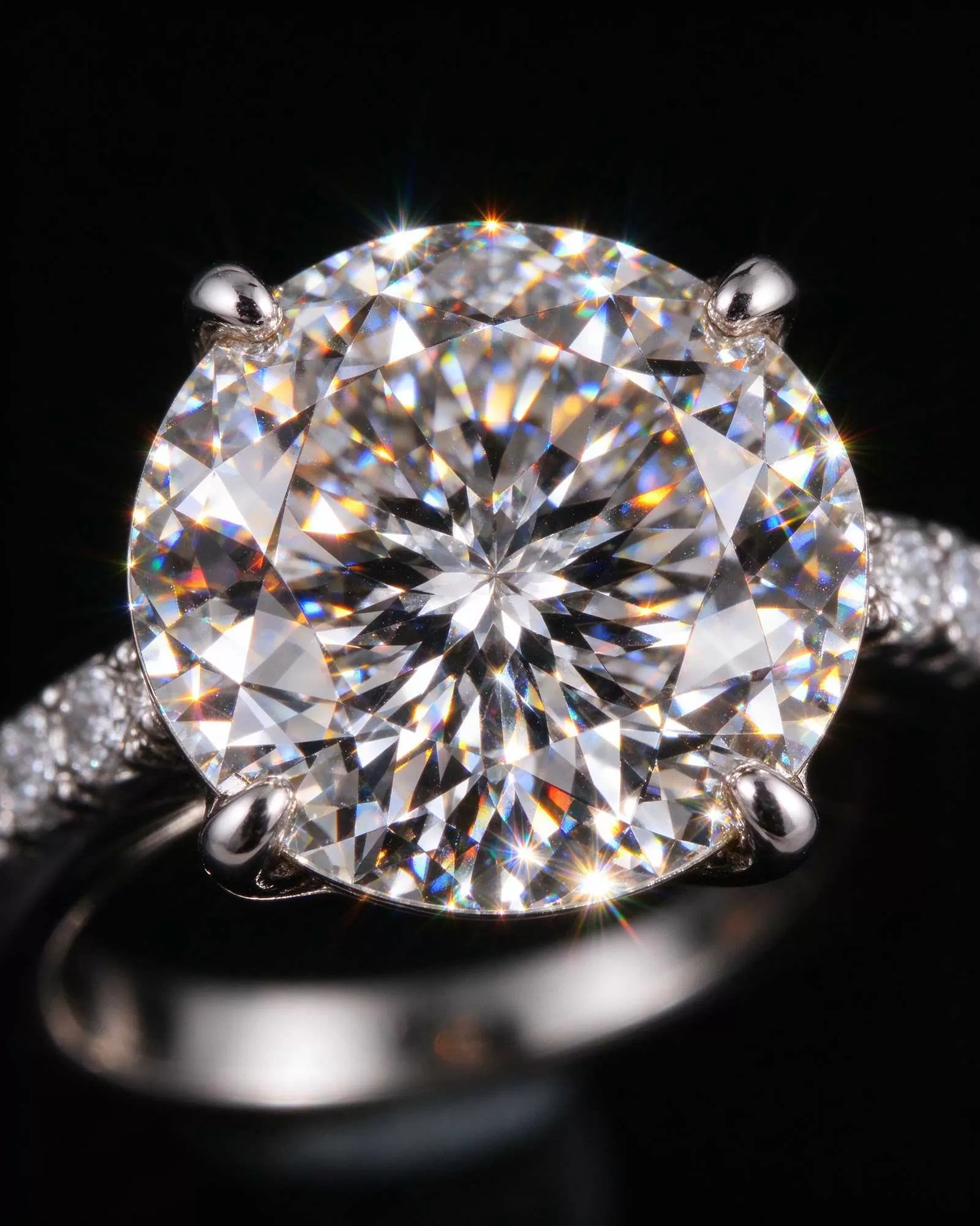 Close-up of a rhodium plated white gold solitaire